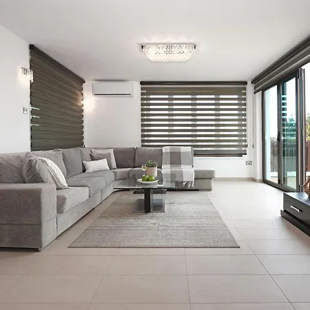 Lara - 3bed Bangalow With Large Pool Holiday home *